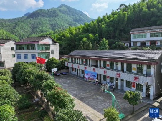 這是5月28日拍攝的湖南省衡陽(yáng)市衡陽(yáng)縣岣嶁鄉(xiāng)妙溪小學(xué)（無(wú)人機(jī)照片）。