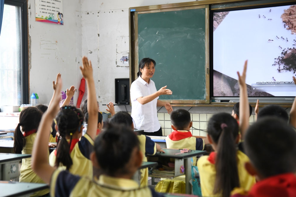 5月31日，學(xué)生在科學(xué)課上與老師互動(dòng)。