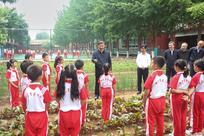 2023年5月31日，習近平總書記在北京育英學校同小學生們親切交流。
