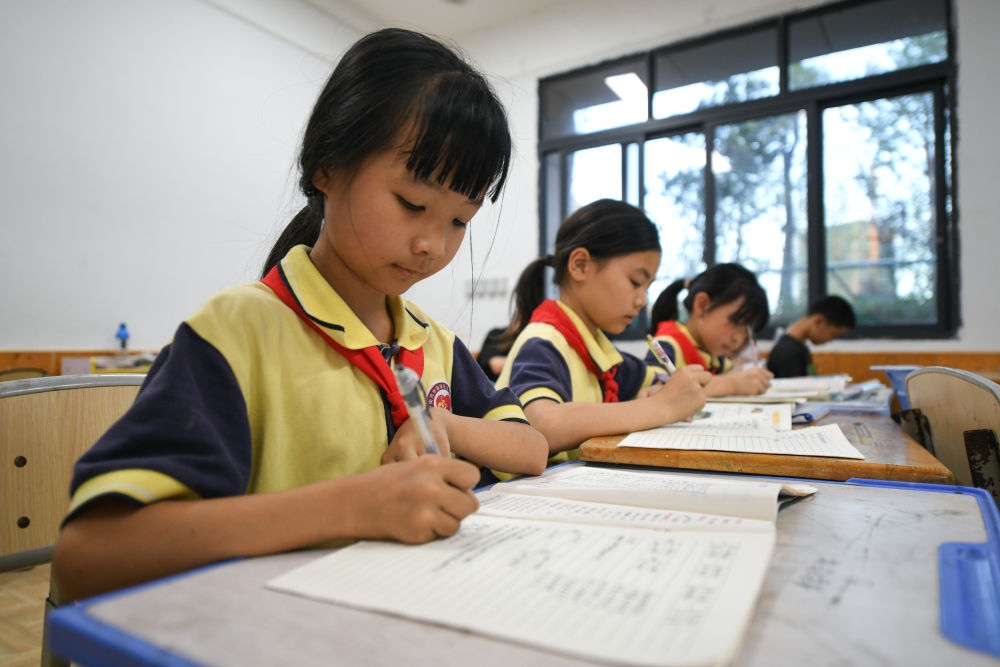 5月30日，學(xué)生在之江小學(xué)“留守兒童之家”寫作業(yè)。