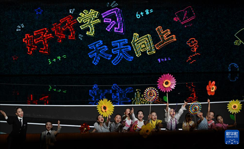 6月1日，演員在“我和祖國一起成長”主題演出活動(dòng)中表演。新華社記者 金良快 攝
