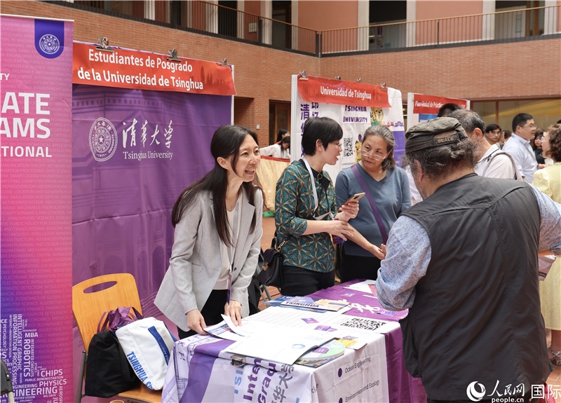 旅西華人華僑在展臺前咨詢。人民網(wǎng)記者 顏歡攝