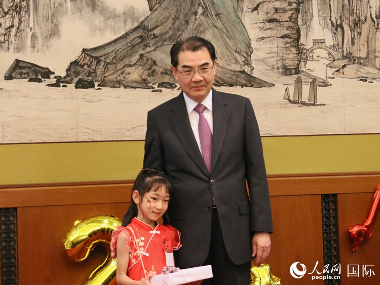 吳江浩大使向中文朗誦比賽獲獎選手代表贈送書籍。人民網(wǎng) 許可攝