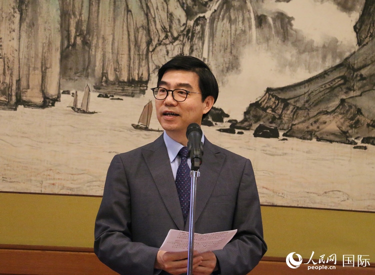 中國駐日本大使館施泳公使致辭。人民網(wǎng) 許可攝