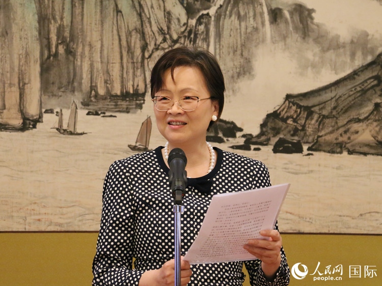 大使夫人丁玥致辭。人民網(wǎng) 許可攝