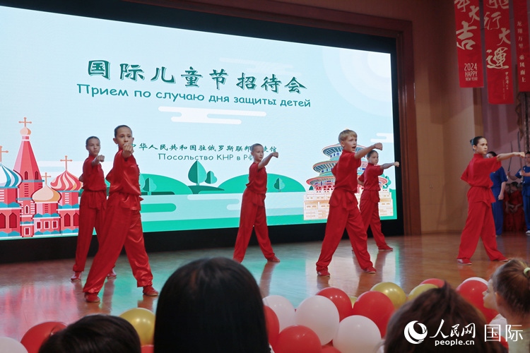 俄羅斯少年進行武術表演。人民網(wǎng)記者 隋鑫攝