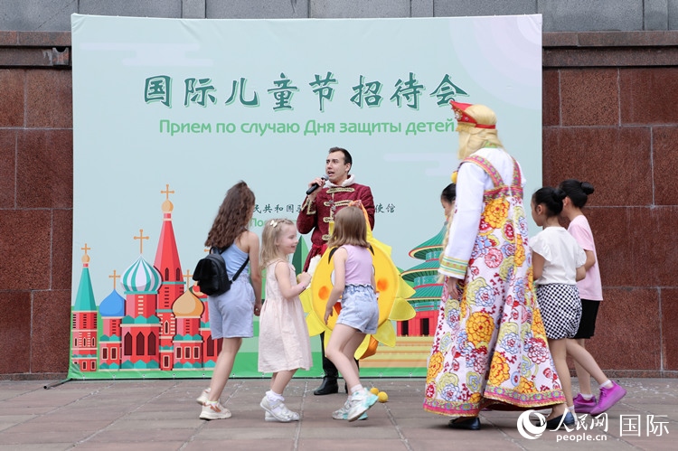 中俄兩國小朋友共同參與互動游戲。人民網(wǎng)記者 隋鑫攝