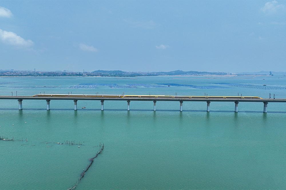 △2023年6月28日，CR450動(dòng)車組試驗(yàn)列車在湄洲灣跨海大橋交會(huì)運(yùn)行，單列最高運(yùn)行時(shí)速達(dá)到453公里。