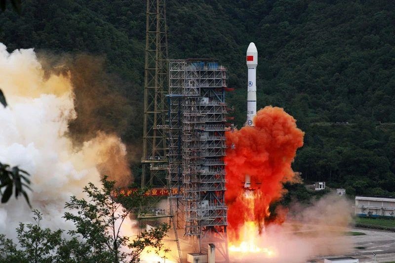 △2020年6月23日，我國(guó)北斗三號(hào)全球衛(wèi)星導(dǎo)航系統(tǒng)最后一顆組網(wǎng)衛(wèi)星在西昌衛(wèi)星發(fā)射中心點(diǎn)火升空。同年7月，北斗三號(hào)系統(tǒng)正式開(kāi)通全球服務(wù)，“中國(guó)的北斗”真正成為“世界的北斗”。