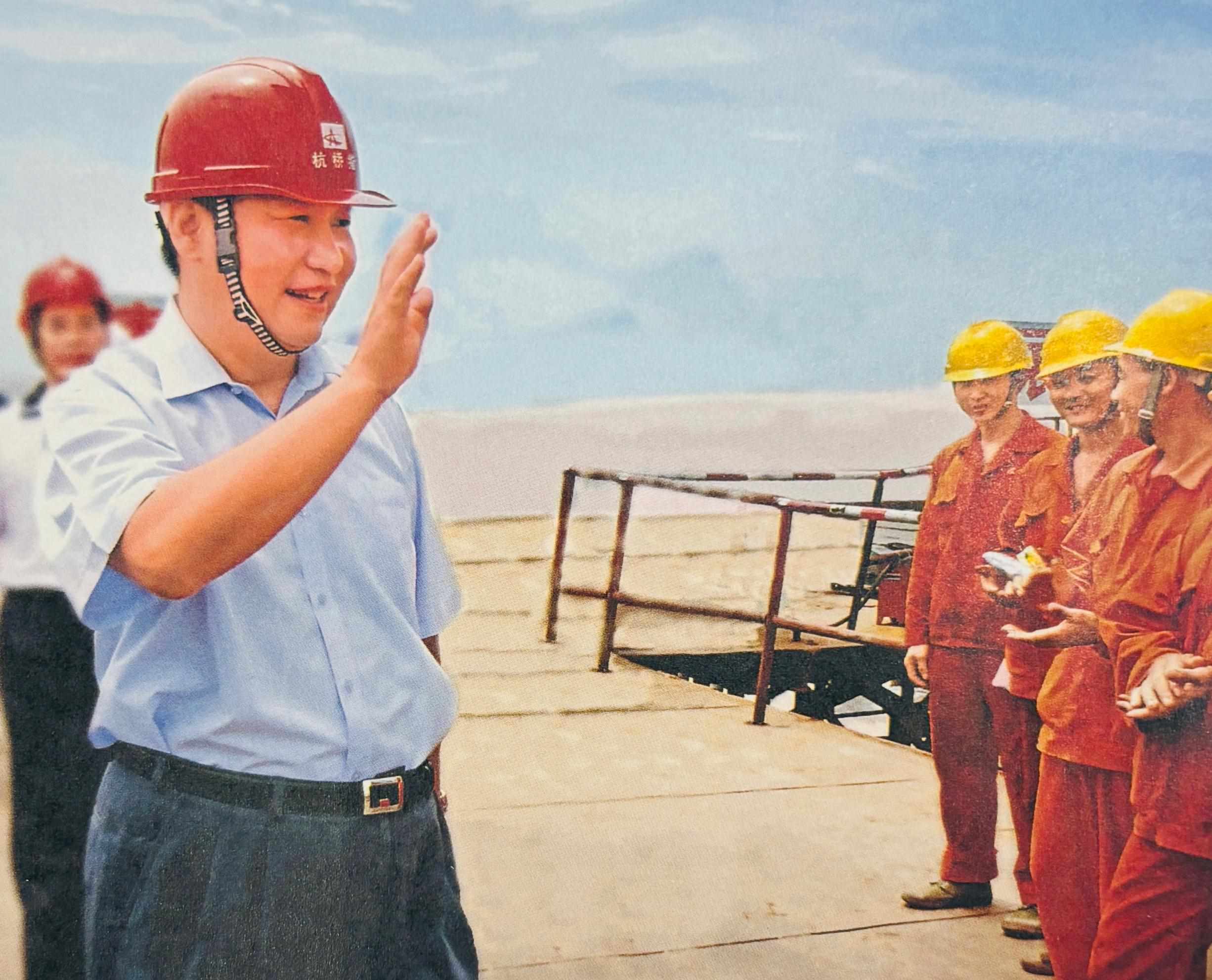 △2006年7月12日，習(xí)近平在杭州灣跨海大橋嘉興市海鹽段建設(shè)工地慰問(wèn)工人。