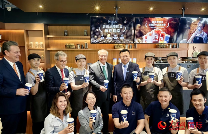 巴西副總統(tǒng)阿爾克明在北京某咖啡店推廣巴西咖啡。人民網(wǎng)記者 符園園攝