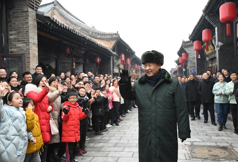 2022年1月27日，習(xí)近平總書記在山西平遙古城向現(xiàn)場群眾揮手致意。