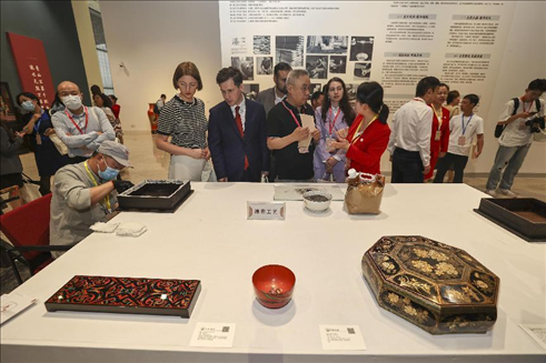 2023年5月28日，北京，推光漆器匠人為駐華使節(jié)展示技藝。