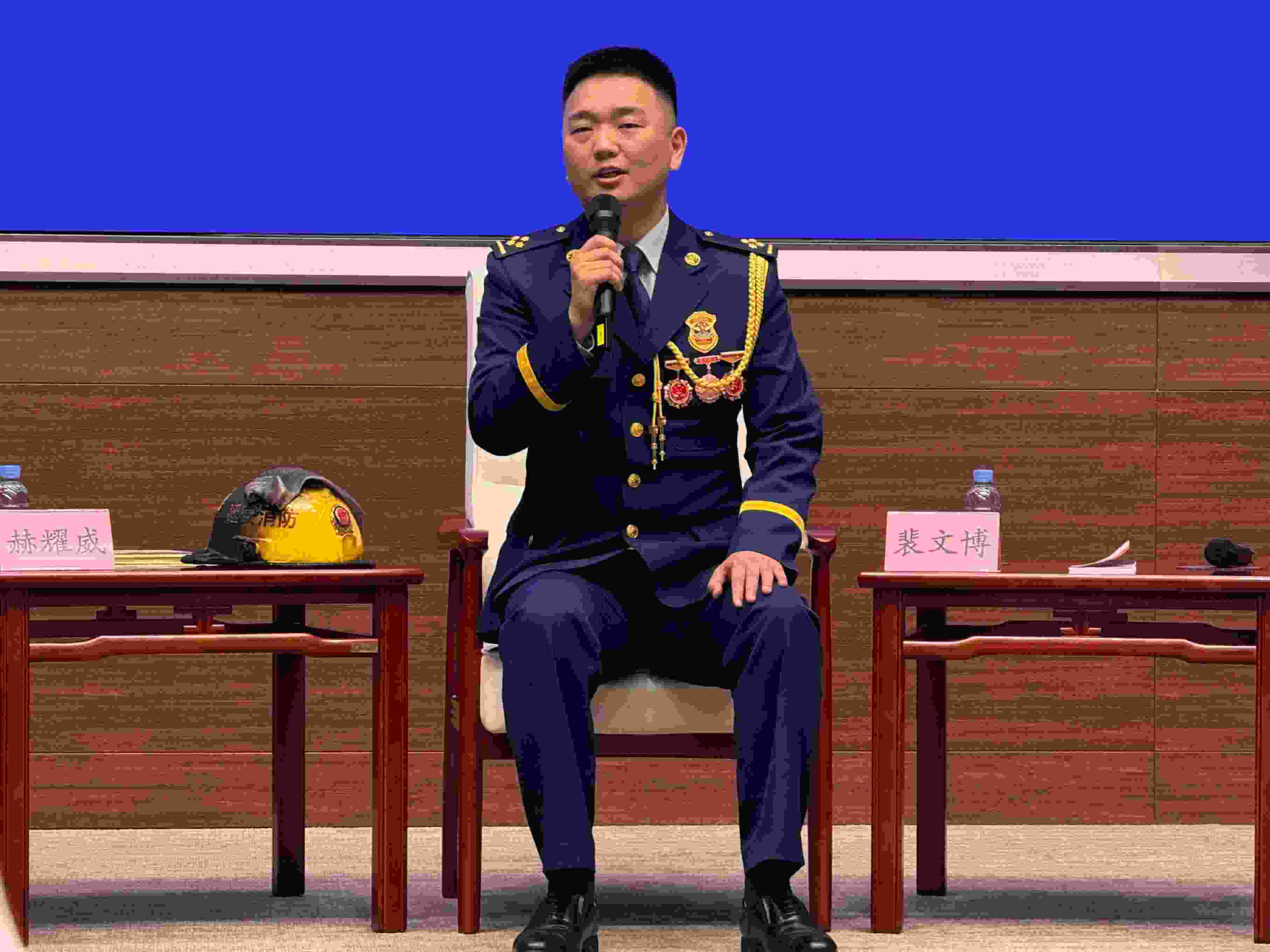 寶塔消防救援站政治指導(dǎo)員裴文博在回答記者提問(wèn)。人民網(wǎng)記者 郝萍攝