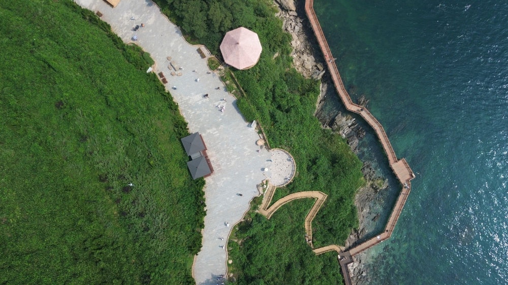 2023年8月16日，長?？h小長山島小水口森林公園一角（無人機照片）。新華社記者 陳為 攝