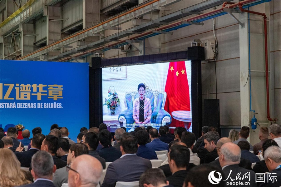 中國駐里約熱內盧總領事田敏在視頻致辭中表示，中國是米納斯吉拉斯州第一大貿易伙伴和重要投資來源國。近年來，雙方在貿易投資、科技創(chuàng)新、裝備制造、人文交流等領域開展了富有成果的合作。 人民日報社拉美中心分社 威廉·科埃略·維亞納攝