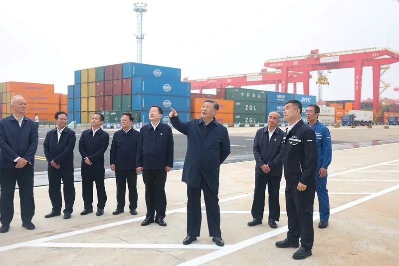 2024年5月22日，習近平總書記在山東日照港察看全自動化集裝箱碼頭作業(yè)場景。