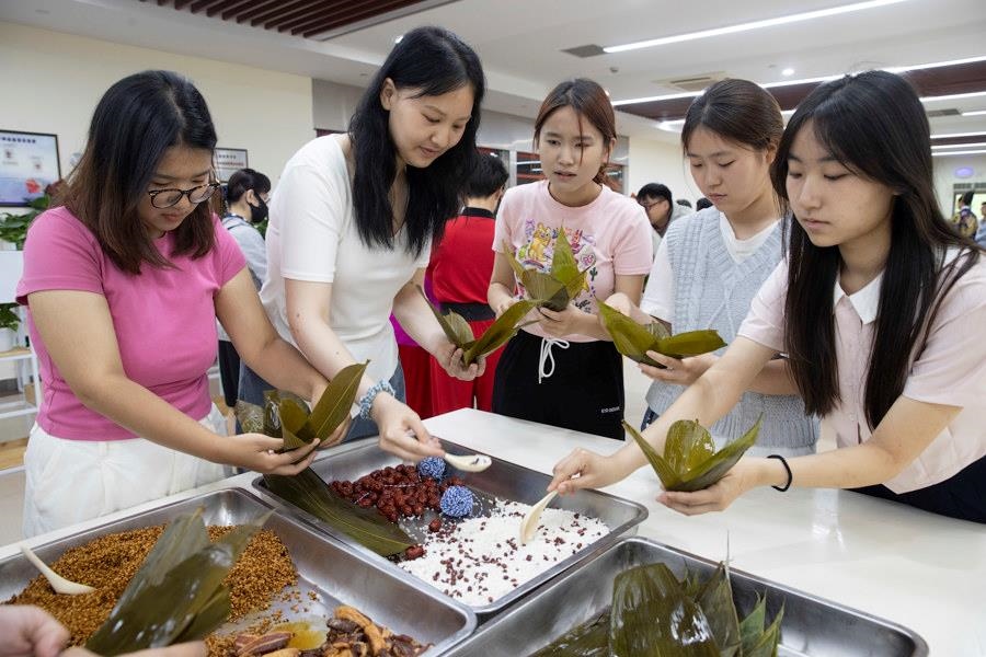 2024年6月1日，海峽兩岸青年學生在華東師范大學包粽子、做香囊，體驗傳統(tǒng)文化。