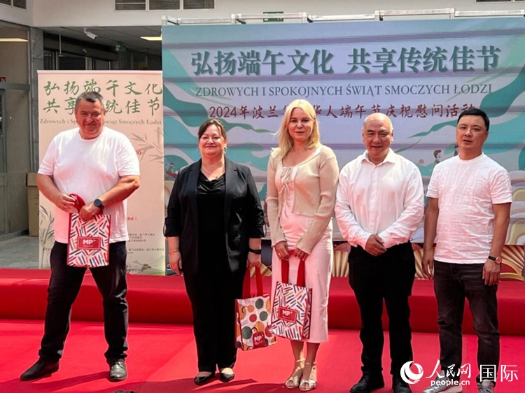 向波蘭友人發(fā)放端午節(jié)慰問品。人民網(wǎng)記者 李增偉攝