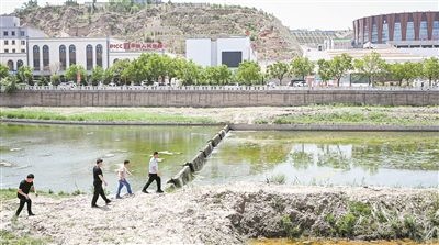  工作人員在內(nèi)蒙古呼和浩特市清水河縣城關(guān)鎮(zhèn)清水河河道巡查。新華社記者 貝赫攝