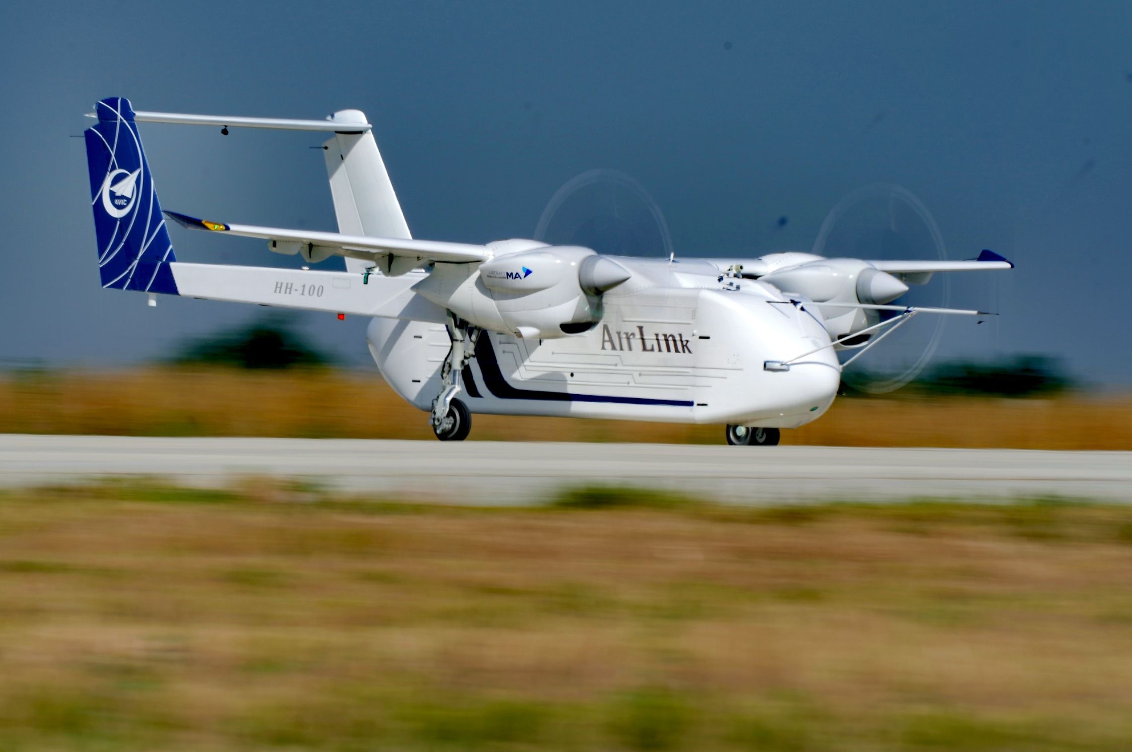 △2024年6月12日，HH-100航空商用無人運(yùn)輸系統(tǒng)驗(yàn)證機(jī)在西安藍(lán)田通用機(jī)場(chǎng)首飛成功。