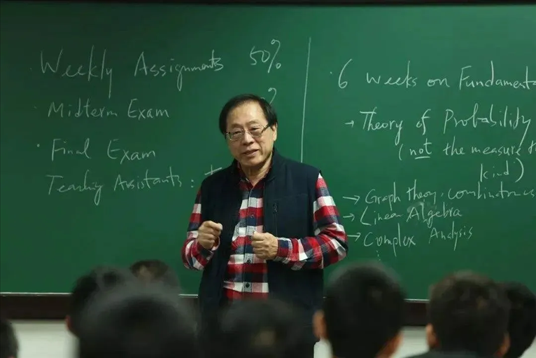 △姚期智為清華大學(xué)學(xué)生授課。