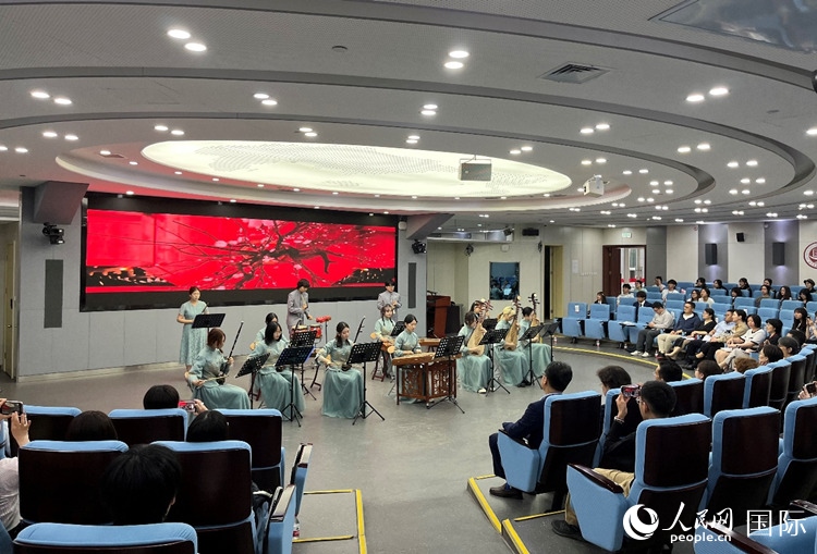 北京第二外國(guó)語(yǔ)學(xué)院學(xué)生帶來民樂表演。人民網(wǎng)記者 陳思攝