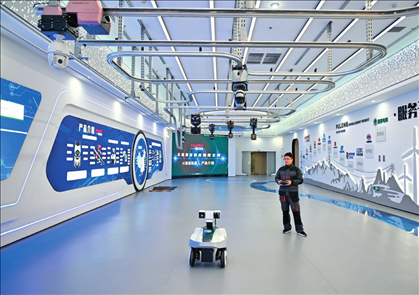 在雄安科創(chuàng)中心中試基地，北京普龍科技有限公司工作人員在展示巡檢機(jī)器人（2024年3月28日攝）牟宇攝/本刊