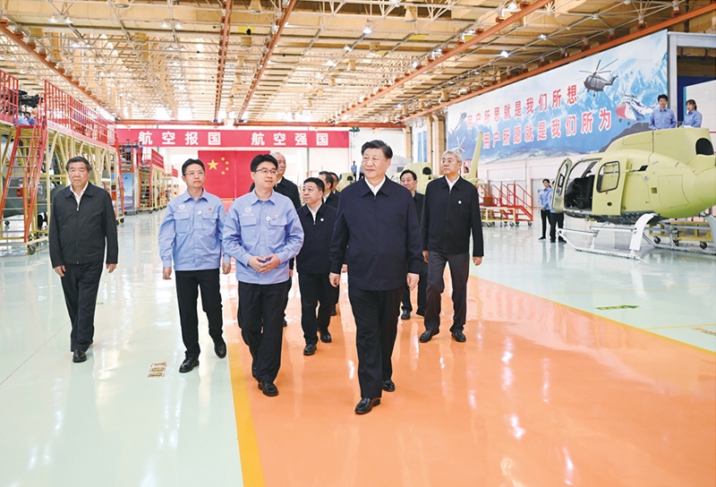 2023年10月10日至13日，中共中央總書記、國家主席、中央軍委主席習近平在江西考察。這是11日上午，習近平在景德鎮(zhèn)市昌河飛機工業(yè)（集團）有限公司考察。 新華社記者 燕雁/攝