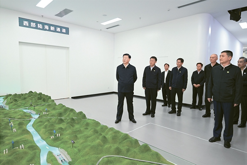 2023年12月14日至15日，中共中央總書記、國家主席、中央軍委主席習近平在廣西考察。這是14日上午，習近平在南寧市考察中國—東盟信息港股份有限公司，結(jié)合平陸運河沙盤聽取西部陸海新通道骨干工程建設匯報。 新華社記者 謝環(huán)馳/攝