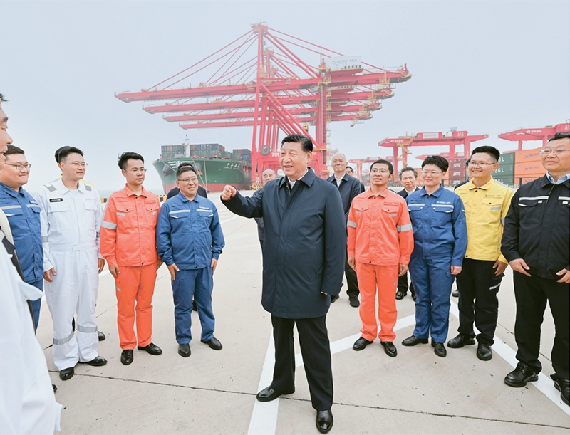 2024年5月22日至24日，中共中央總書記、國家主席、中央軍委主席習近平在山東考察。這是22日下午，習近平在日照港親切慰問港口科技工作者、運營人員、航運人員。 新華社記者 謝環(huán)馳/攝