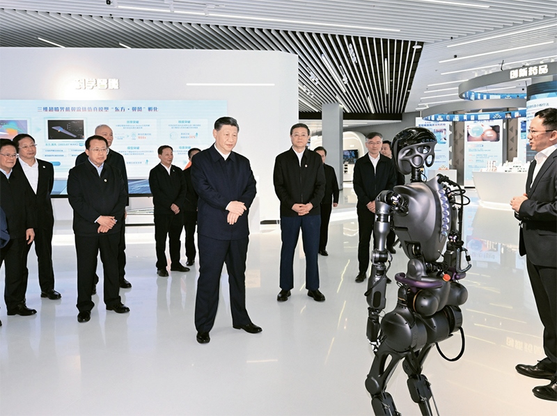 2023年11月28日至12月2日，中共中央總書記、國家主席、中央軍委主席習近平在上?？疾?。這是11月28日下午，習近平在浦東新區(qū)張江科學城參觀上海科技創(chuàng)新成果展。 新華社記者 謝環(huán)馳/攝