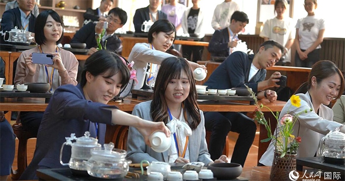 日本創(chuàng)價學(xué)會青年代表團(tuán)在新疆師范大學(xué)體驗中國茶藝。人民網(wǎng)記者 張麗婭攝