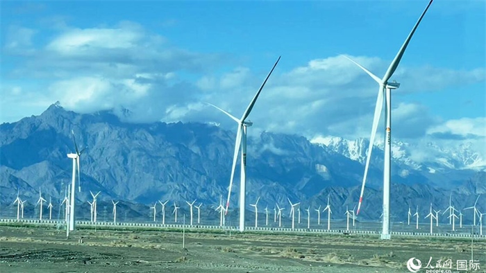 從烏魯木齊到吐魯番沿途的風(fēng)力發(fā)電設(shè)備。人民網(wǎng)記者 張麗婭攝