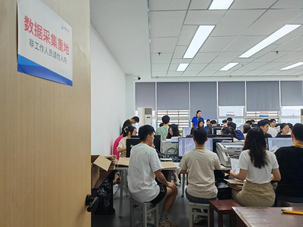 6月13日，在重慶市西南大學(xué)評(píng)卷點(diǎn)，工作人員正在進(jìn)行試卷掃描工作。新華社記者 周思宇 攝