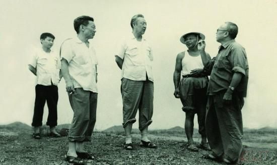 1978年8月，習(xí)仲勛（左三）在廣東惠陽農(nóng)村調(diào)研。在清華大學(xué)讀書的習(xí)近平（左一）利用暑假時間參加社會實(shí)踐，隨同父親一起下鄉(xiāng)。