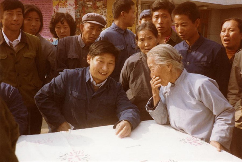 1983年，時任河北正定縣委書記的習(xí)近平（前排居中），臨時在大街上擺桌子聽取老百姓意見。