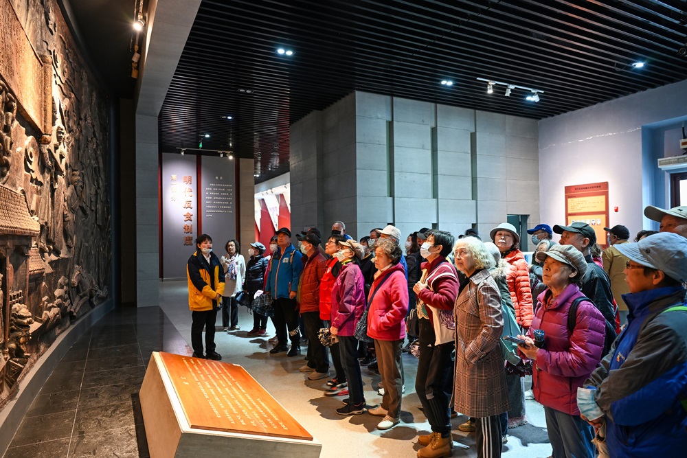 △ 2024年4月10日，北京朝陽區(qū)安慧里社區(qū)黨委組織離退休黨員參觀“明鏡昭廉”明代反貪尚廉歷史文化園。