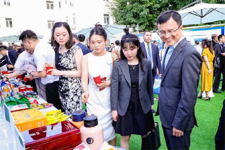 與會(huì)嘉賓參觀品鑒上合組織農(nóng)業(yè)基地特產(chǎn)。主辦方供圖