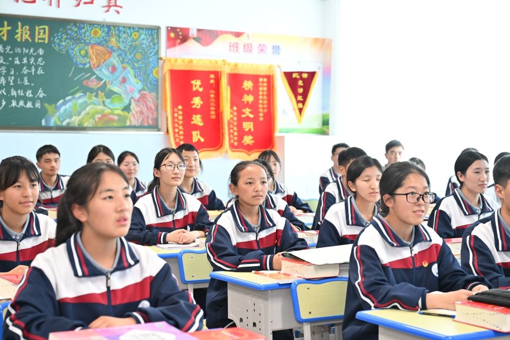 2024年6月18日，果洛西寧民族中學(xué)學(xué)生在上課。