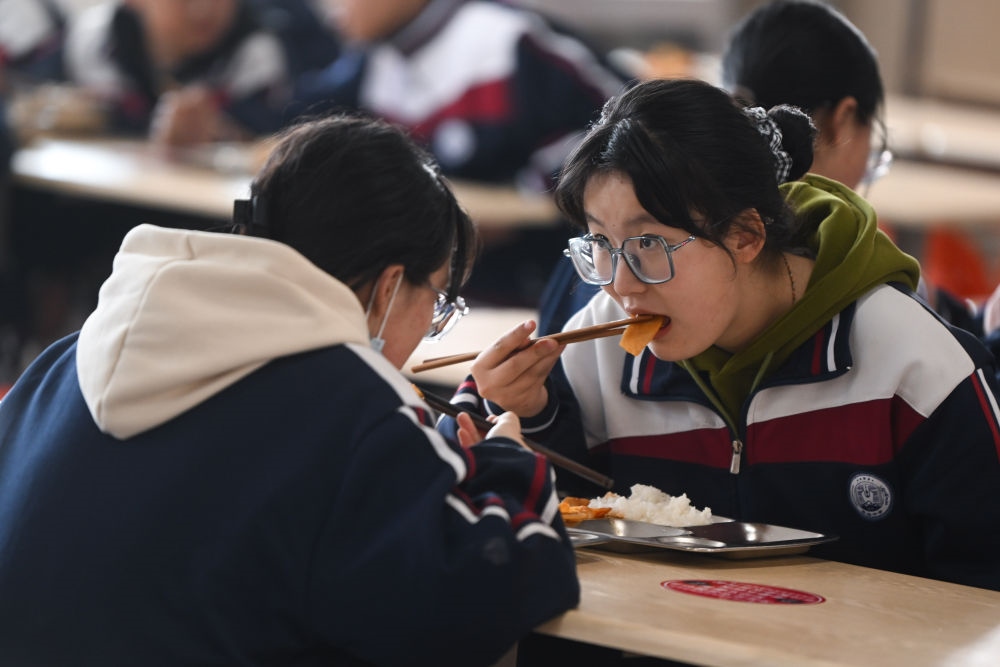 2023年2月23日，果洛西寧民族中學(xué)學(xué)生在食堂吃午飯。