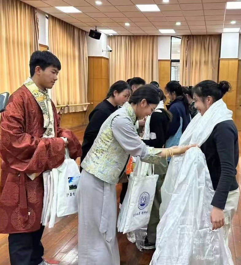 2024年1月18日，在上海市大同中學(xué)，果洛西寧民族中學(xué)學(xué)生給上海大同中學(xué)師生獻(xiàn)哈達(dá)。新華社發(fā)（果洛州教育局供圖）