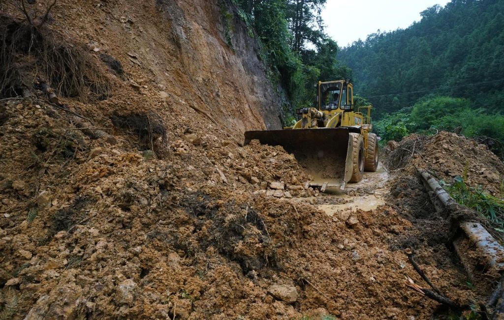 6月18日，在廣西融水苗族自治縣融水鎮(zhèn)新安村，一臺(tái)推土機(jī)在清理塌方路段。新華社發(fā)（龍林智攝）