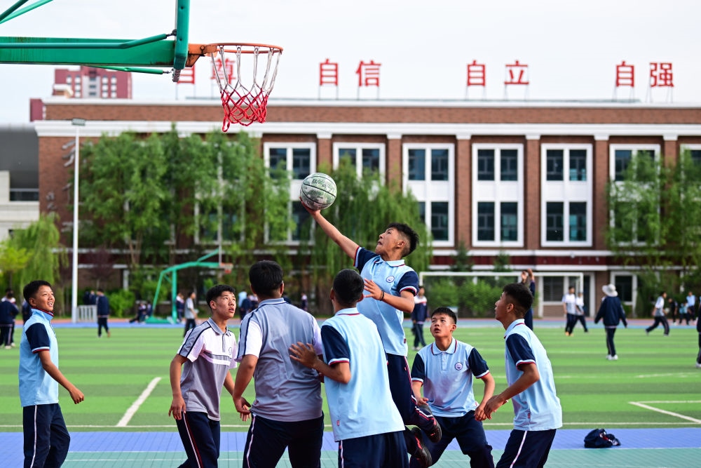 2024年6月18日，果洛西寧民族中學(xué)學(xué)生在打籃球。