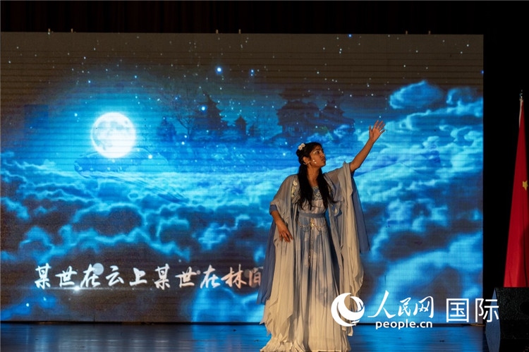 參賽選手演唱中文歌曲《左手指月》。人民日報非洲中心分社 希拉茲·莫林?jǐn)z