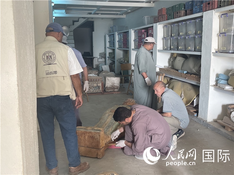 圖為中埃薩卡拉新出土文物數(shù)字化調(diào)查與研究項目團隊在工作現(xiàn)場。薛江攝