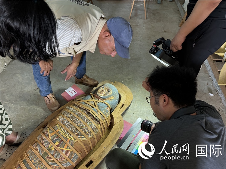 圖為中埃薩卡拉新出土文物數(shù)字化調(diào)查與研究項目團隊在工作現(xiàn)場。薛江攝