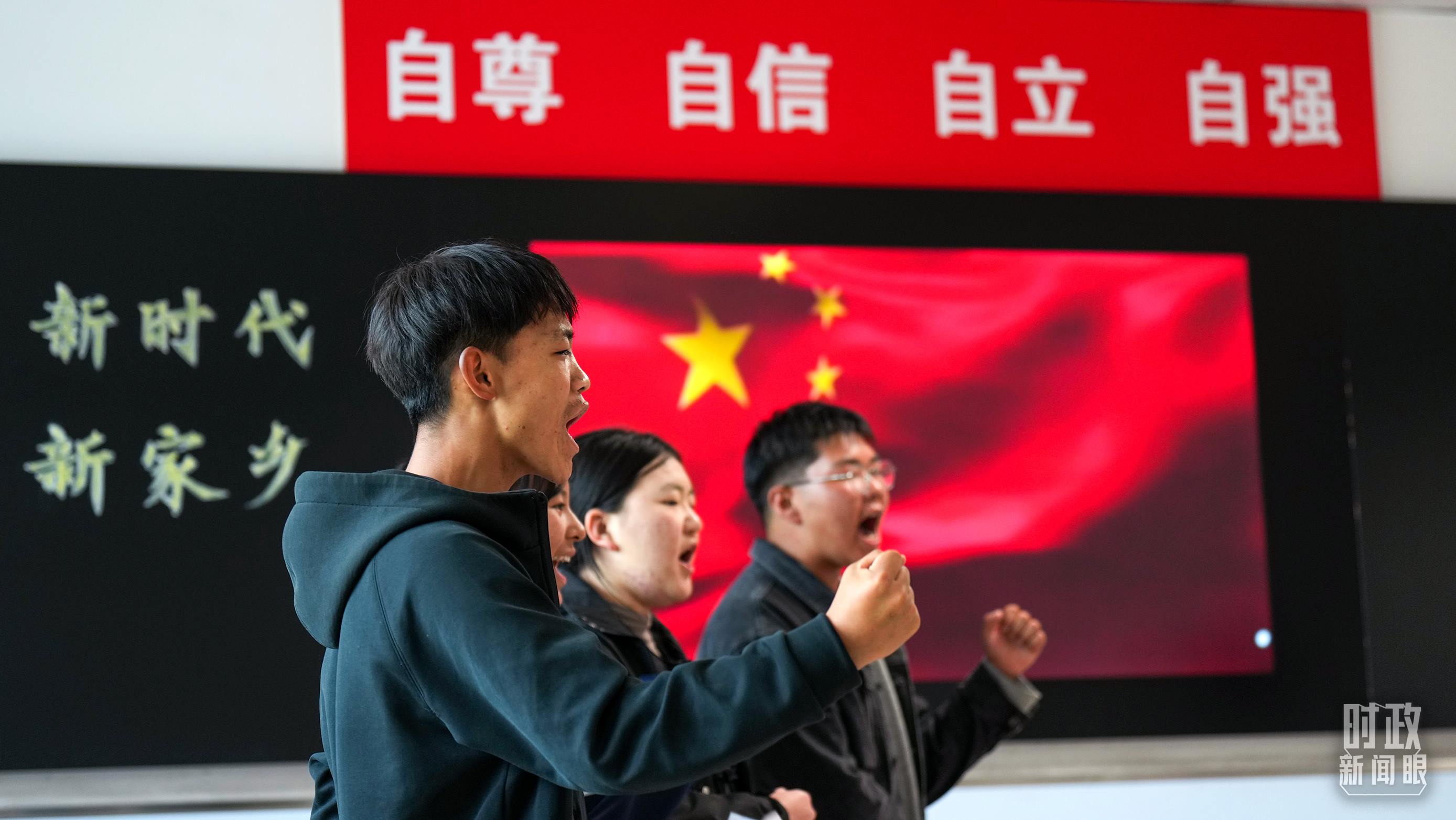△果洛西寧民族中學(xué)高一（1）班的“新時(shí)代、新家鄉(xiāng)”主題思政課。（總臺(tái)央視記者許永松、國(guó)廣記者李晉拍攝）