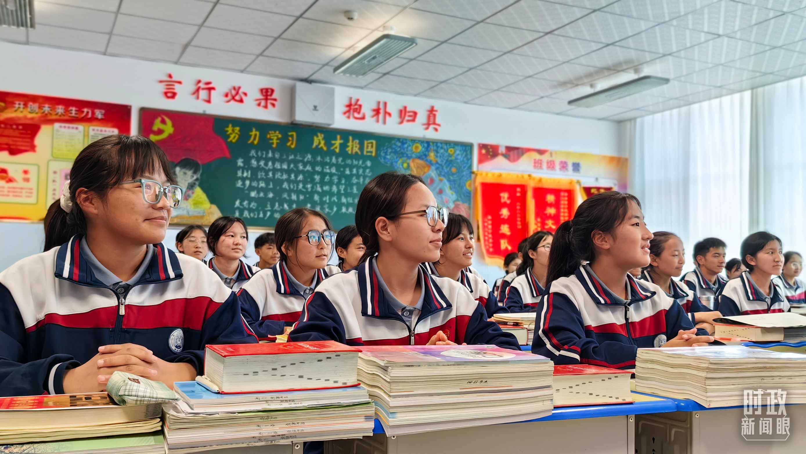 △果洛西寧民族中學(xué)高一（1）班的“新時(shí)代、新家鄉(xiāng)”主題思政課。（總臺(tái)央視記者段德文拍攝）