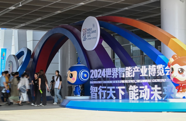 6月20日，與會者走入國家會展中心（天津）參會。新華社記者 孫凡越 攝